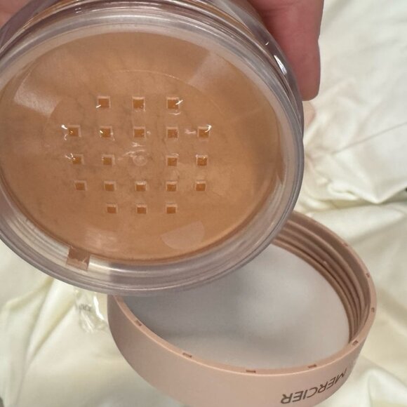 Laura Mercier Translucent Loose Setting Powder and Puff Medium Deep Gift Wrapped - Picture 7 of 9